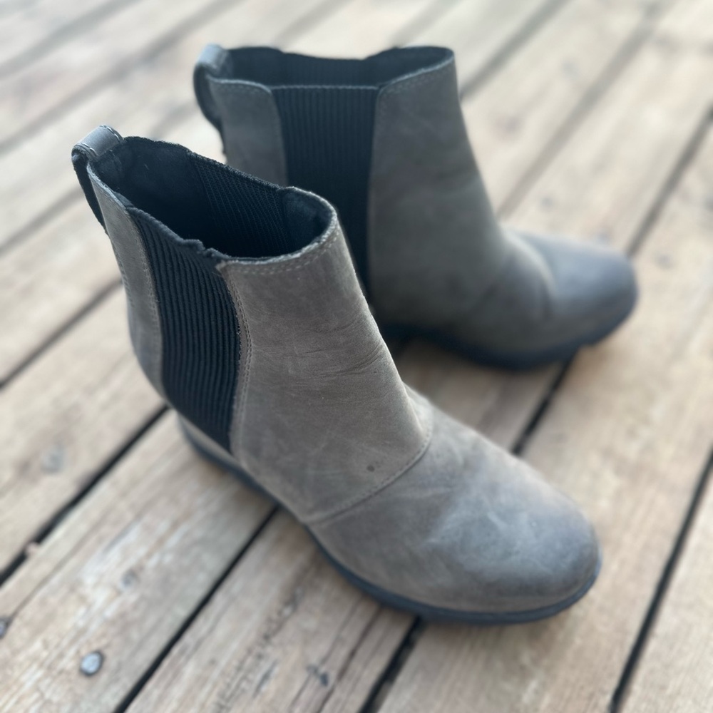 Sorel Women's Arctic Chelsea Wedge Boots. Olive. Size 6.
